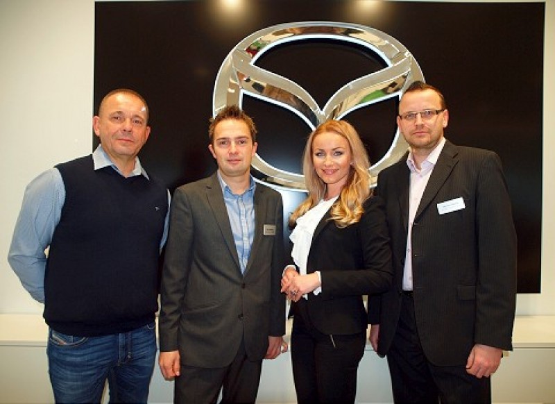 Manželia Tanečkoví s tímom predajcov v novom showroome Mazda v Trnave