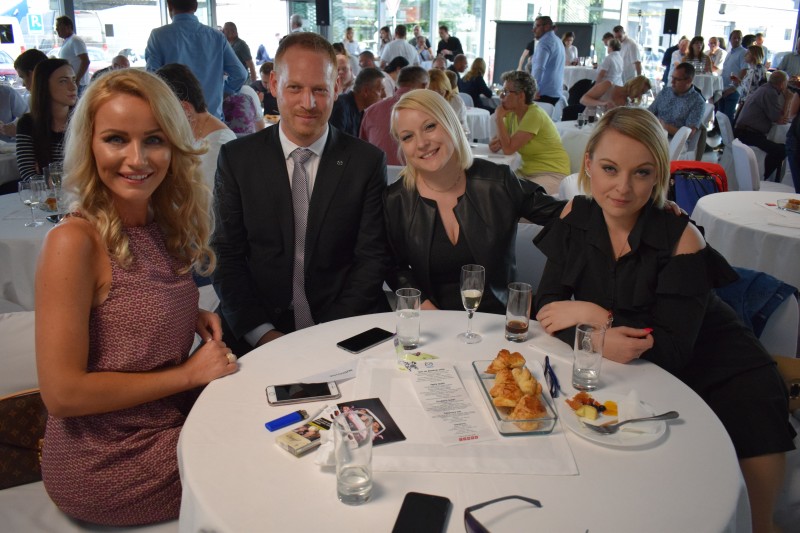 Erika Tanečková s obchodným riaditeľom Mazda SR Miroslavom Strakom a jeho manželkou a švagrinou na Mazda Kodo Párty 2017 v Tanex Trnava